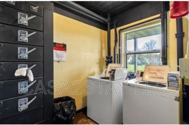 Building Photo - 2119 St Johns Pl