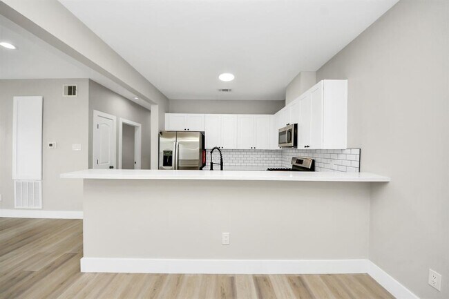 Building Photo - 819 E 40th St