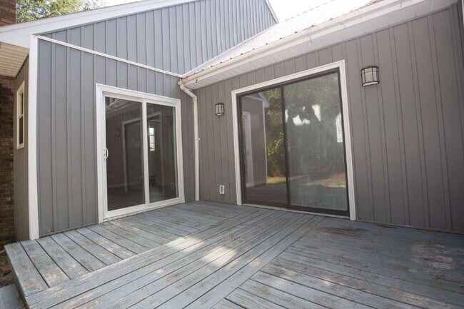 Building Photo - "Charming 3-Bedroom Retreat with Granite Touches and Cozy Fireplace on Winchester Rd!"
