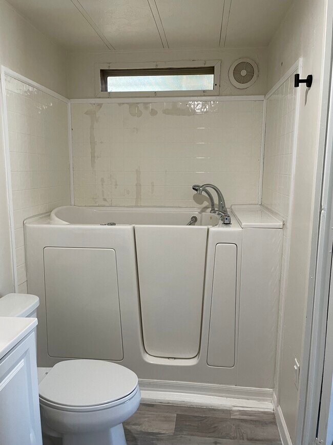 Building Photo - 9037 E Rancho Vista Dr