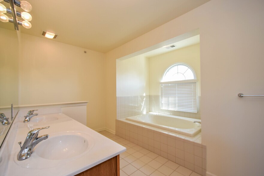 Building Photo - 67 Chelsea Ct