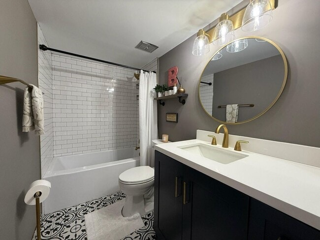 Building Photo - 386 Golfview Rd