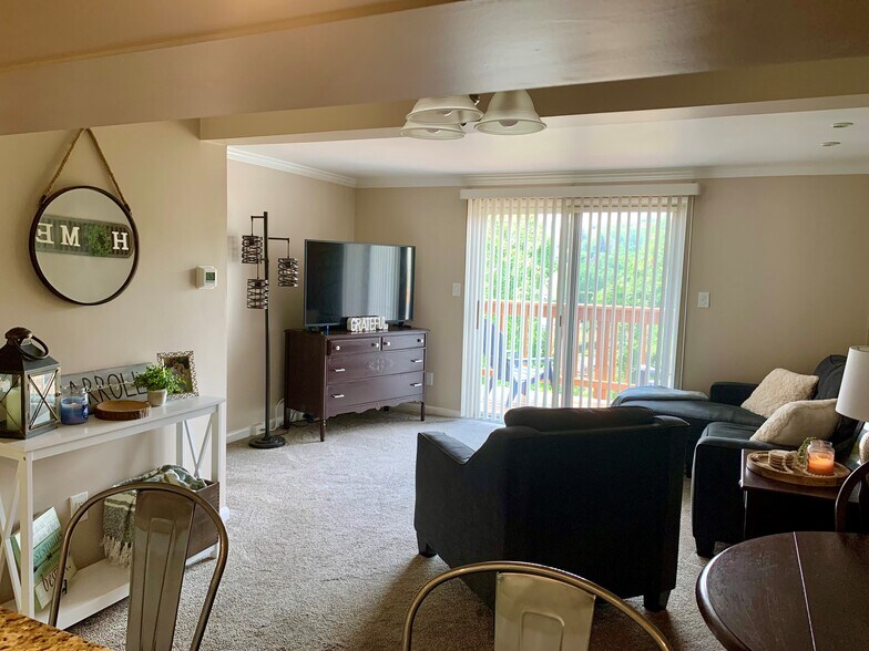 Building Photo - 222 Shadowlawn Cir