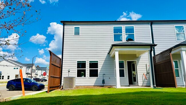 Building Photo - 690 Gabby Pt SW