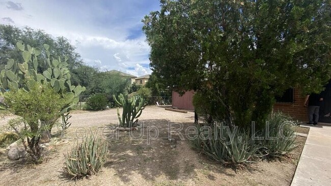 Building Photo - 316 E Elm St