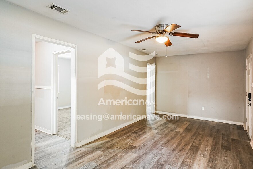 Building Photo - 2952 Woodside Dr