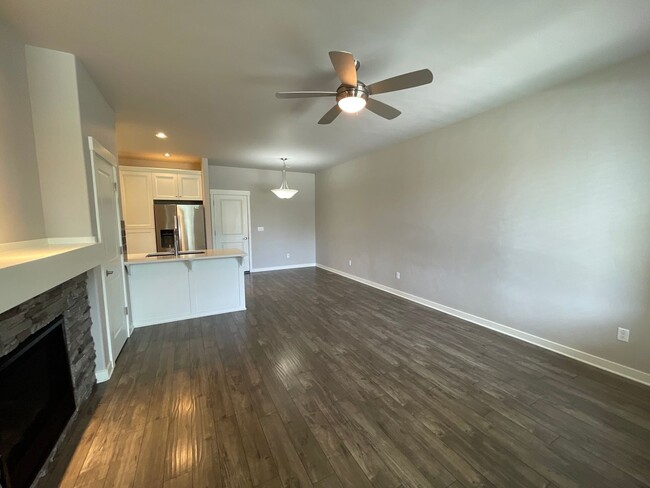 Building Photo - 3 Bedroom Townhome  in SW Redmond  - Parkl...