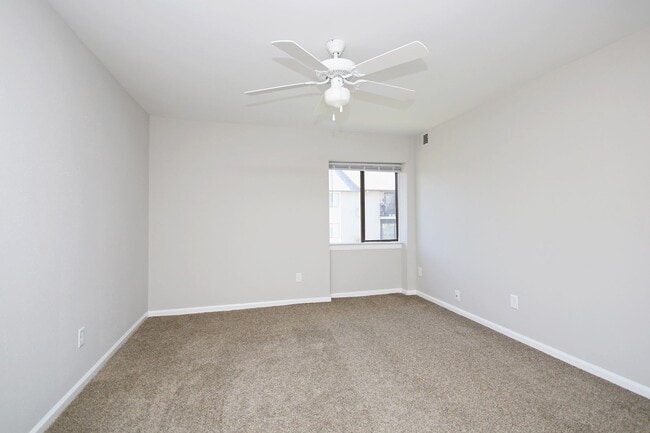 Building Photo - Four Seasons Condo Near Rt 29 Shopping & D...