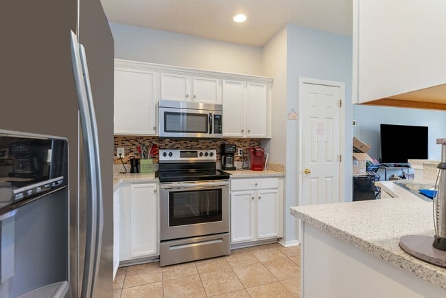 Building Photo - BEAUTIFUL - Lakefront Living – 3BR/3BA Tow...