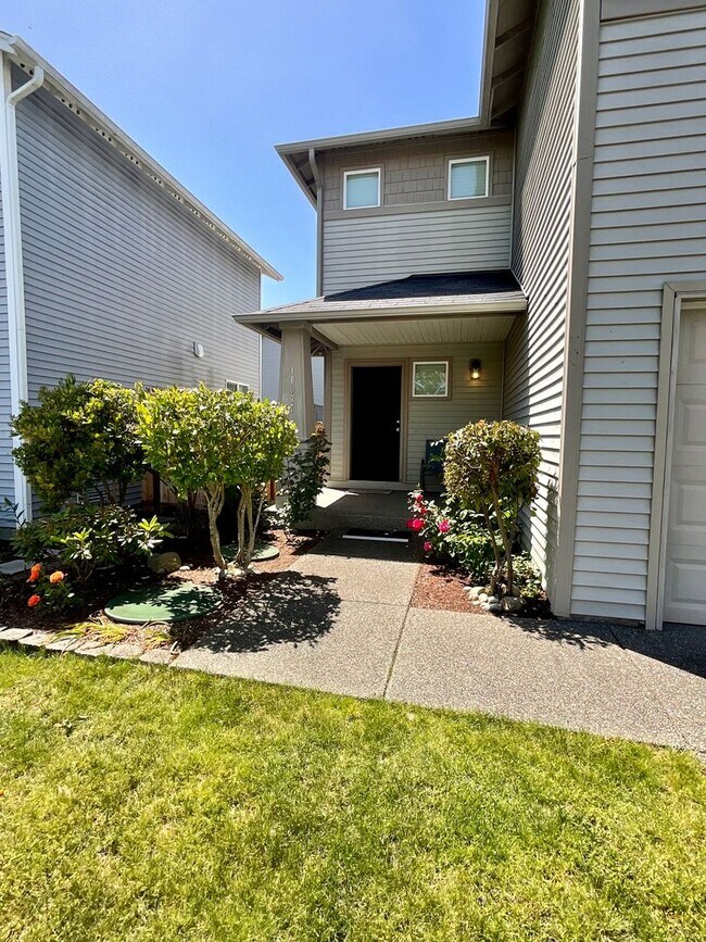 Building Photo - Just in Time for School!!! Beautifully Lan...
