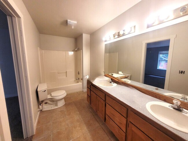 Building Photo - Spacious Four Bedroom Home with Bonus Room...