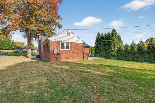 Building Photo - 250 Gillespie Dr NE