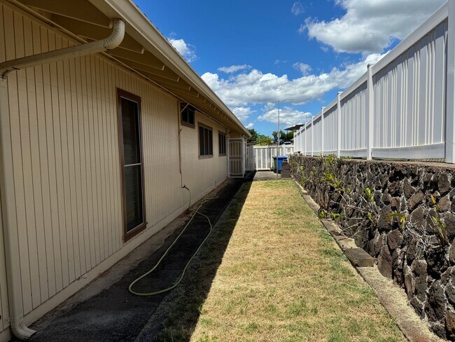 Building Photo - Newtown Estates, 3 bdrm, 2 bath, 2 car enc...