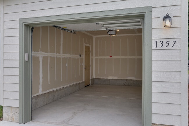 Building Photo - 2bdrm/1bthrm Tiny House  ~ Landscaping Included!