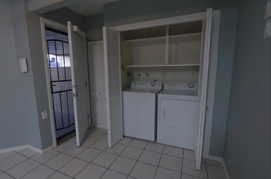 Building Photo - 10941 W Santa Fe Dr