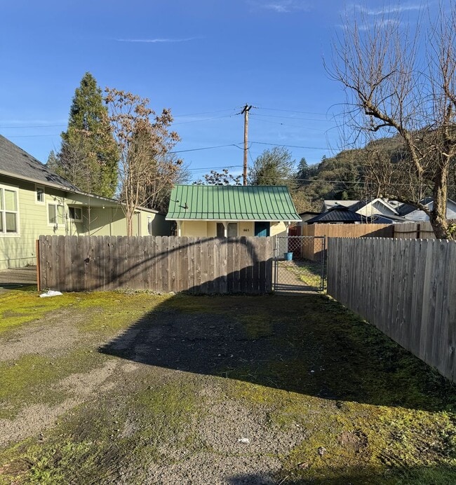 Building Photo - West Roseburg 2 Bedroom home with fenced yard