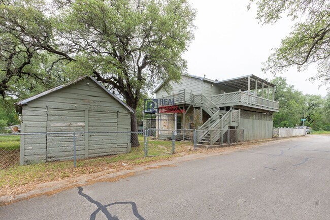 Building Photo - Distinctive Glen Rose Home with Large Rooms, Fenced Yard & Covered Parking