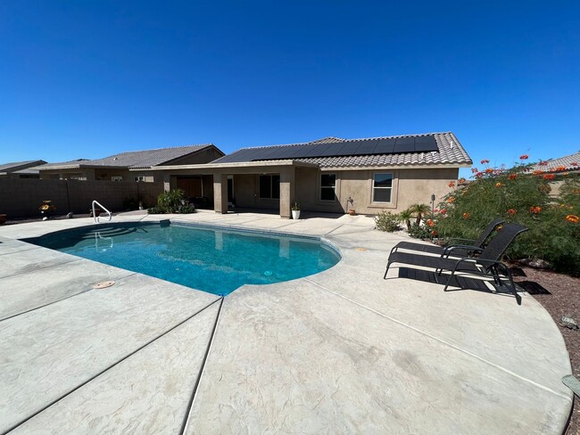 Building Photo - 4 BEDROOM POOL & SOLAR HOME