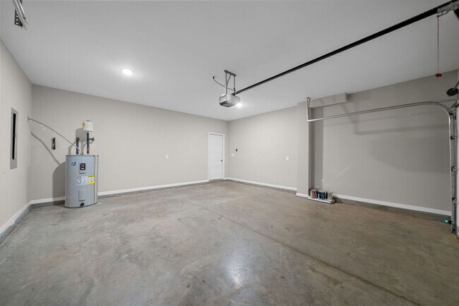 Building Photo - Luxury Meets Comfort: 5-Bed Beauty with Ch...