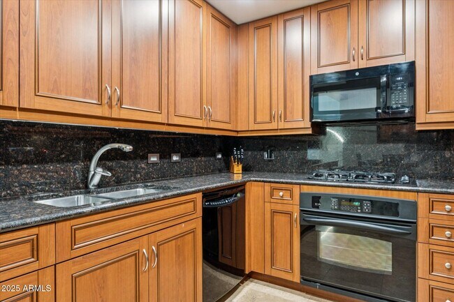 Building Photo - 7161 E Rancho Vista Dr