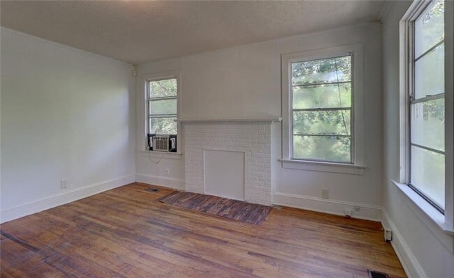 Building Photo - 1310 Winona Ave