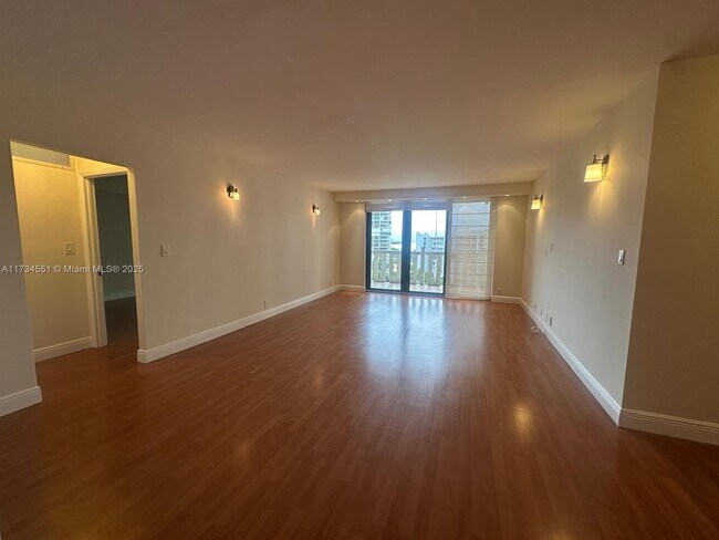 Building Photo - 1121 Crandon Blvd