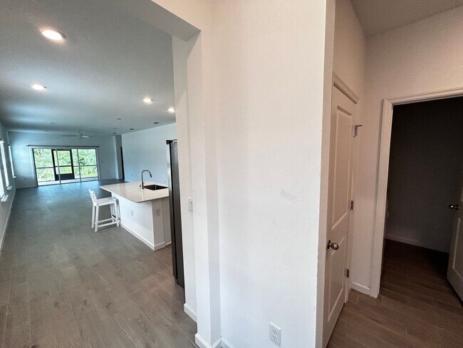 Building Photo - Beautiful Newer Build 3/2.5 with Internet ...