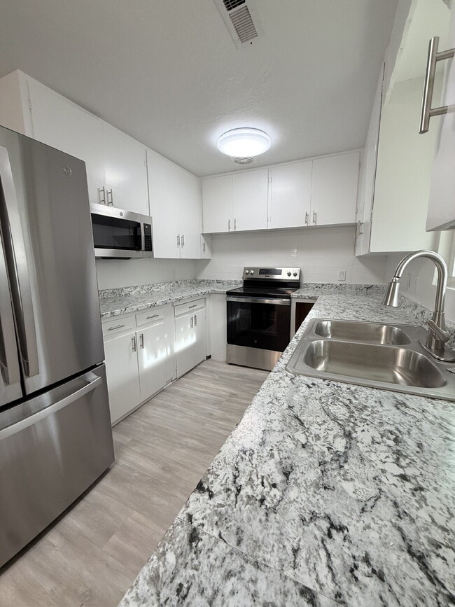 Building Photo - 288 W Diagonal #A 3 Bed/2 Bath