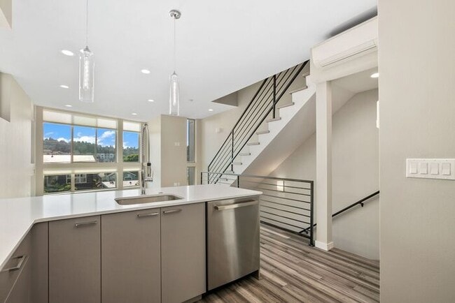 Building Photo - Elegant Mt. Baker End Unit Townhome with AIR CONDITIONING