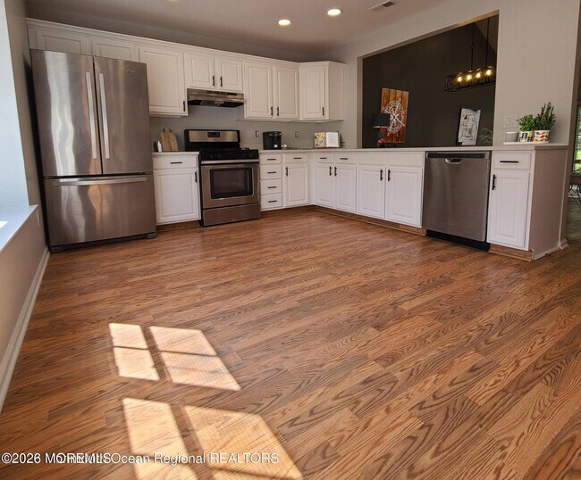 Building Photo - 7904B Normandy Dr