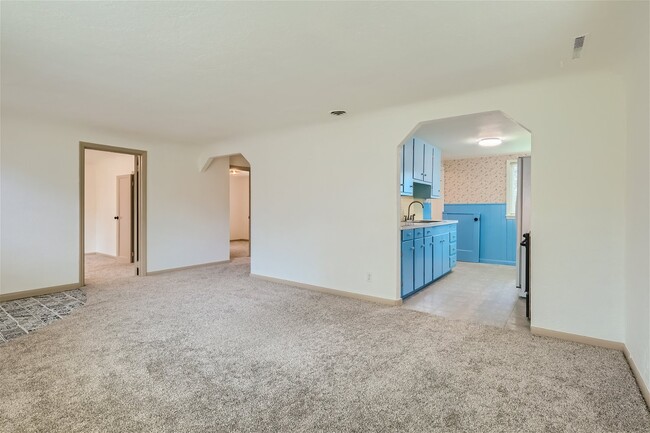 Cozy coved ceiling lines and arched doorways - 1708 Aspen St