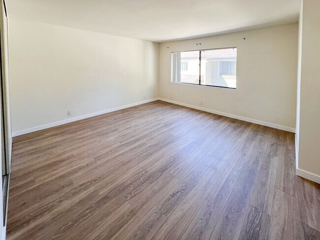 Building Photo - Beautifully Updated 3 Bed, 2.5 Bath La Jolla Townhome – Bright, Spacious, & Perfectly Located!