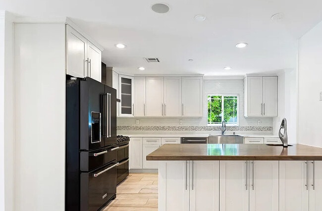 Building Photo - 4524 Tobias Ave