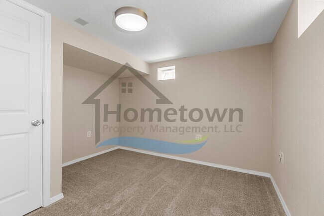 Building Photo - 4 Bedroom 2 Bathroom Home with a Fully Fen...