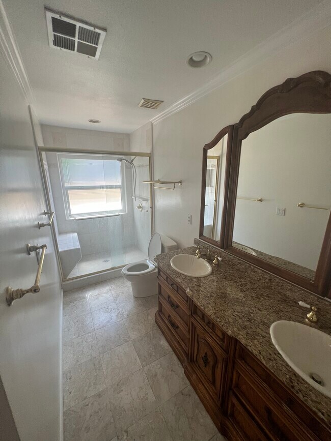 Master bath - 2345 E 16th St