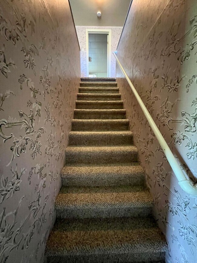 Building Photo - Country living home