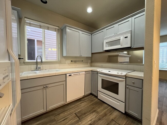 Building Photo - Charming 3-Bed, 3-Bath Home with Bright Ki...