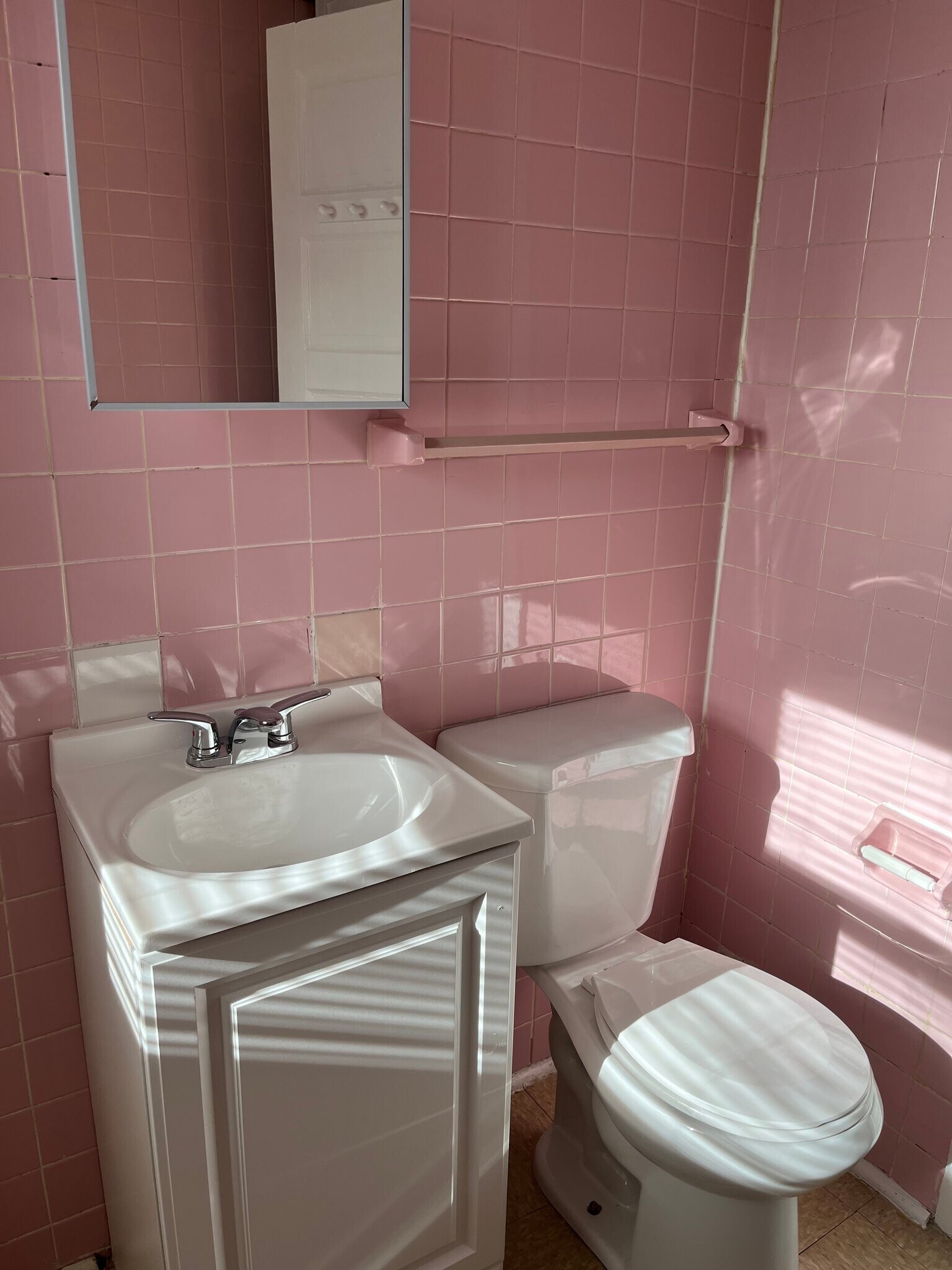 Building Photo - 40 Newcomb St