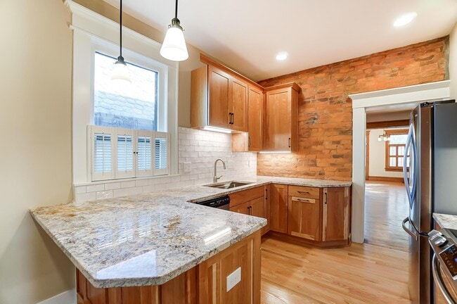 Building Photo - 557 S Grant Ave