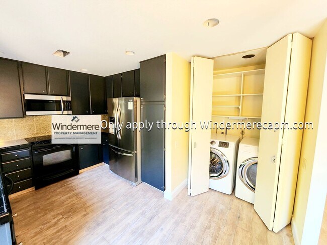 Building Photo - Gorgeous Campus Commons Home Available Now!