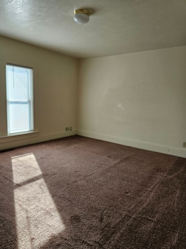 Building Photo - Large Home in Heart of BG