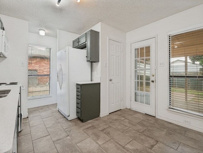 Building Photo - 3006 Post Oak Dr