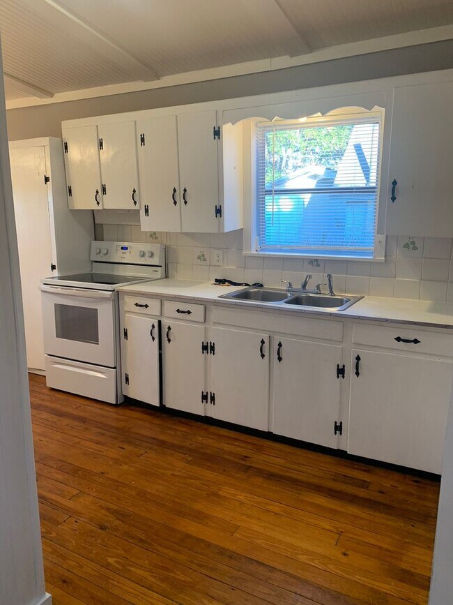 Building Photo - MOVE IN SPECIAL- Cozy 2 Bed/ 1 Bath Home in Saint Cloud