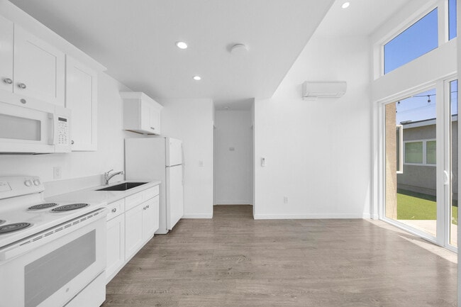 Building Photo - 572 N Cambridge St