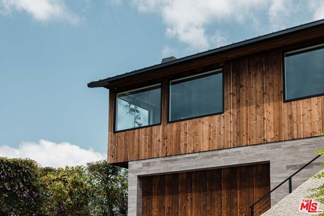 Building Photo - 2532 Canyon Oak Dr