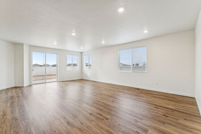 Building Photo - 7877 E Beaufort St