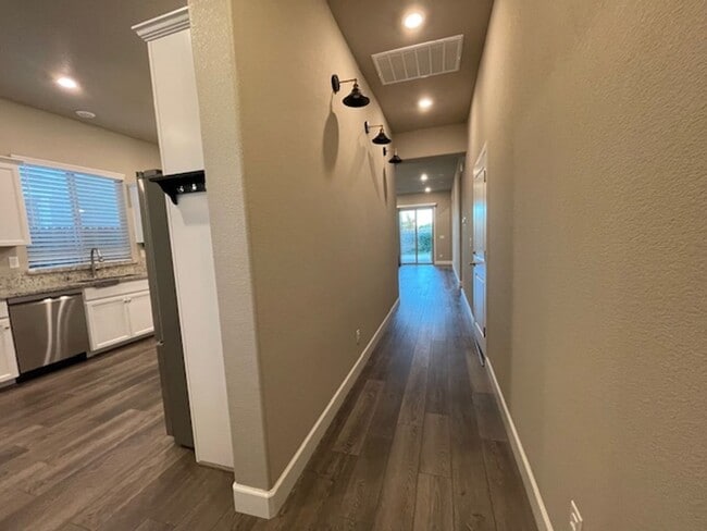 Building Photo - Stunning 3 Bedroom Home in Roseville near Rex Fortune Elementary and John Byouk Park!