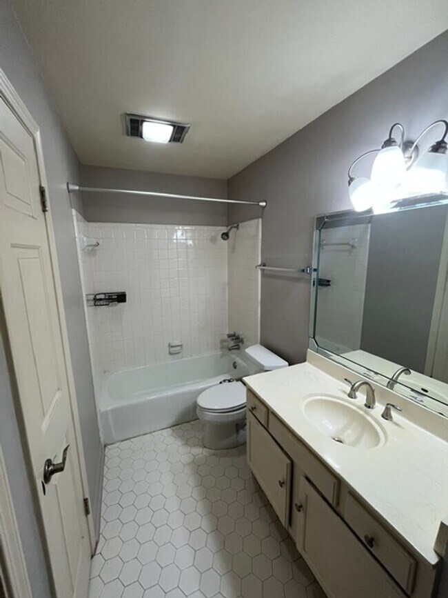 Building Photo - 2805 Foxcroft Rd