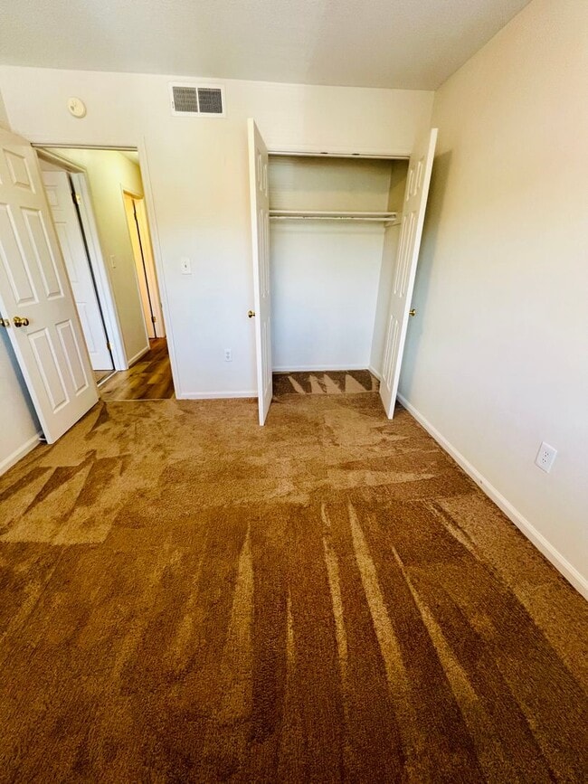 Building Photo - Large 2BR/1.5 bath apartment!