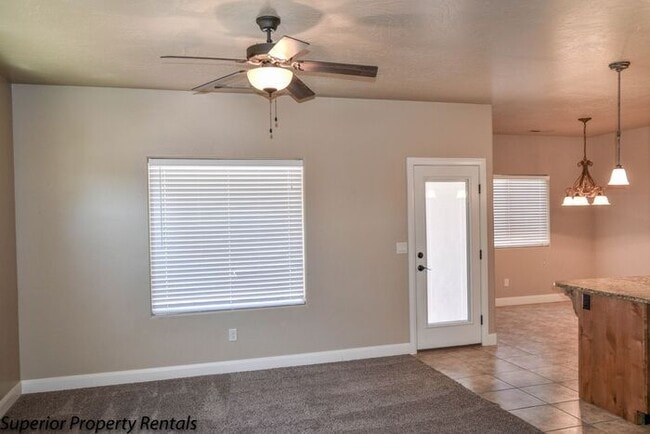 Building Photo - 4 bed, 2.5 bath duple unit w/2 car garage